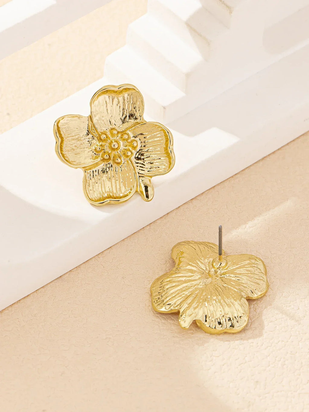 עגילי פרחים בזהב