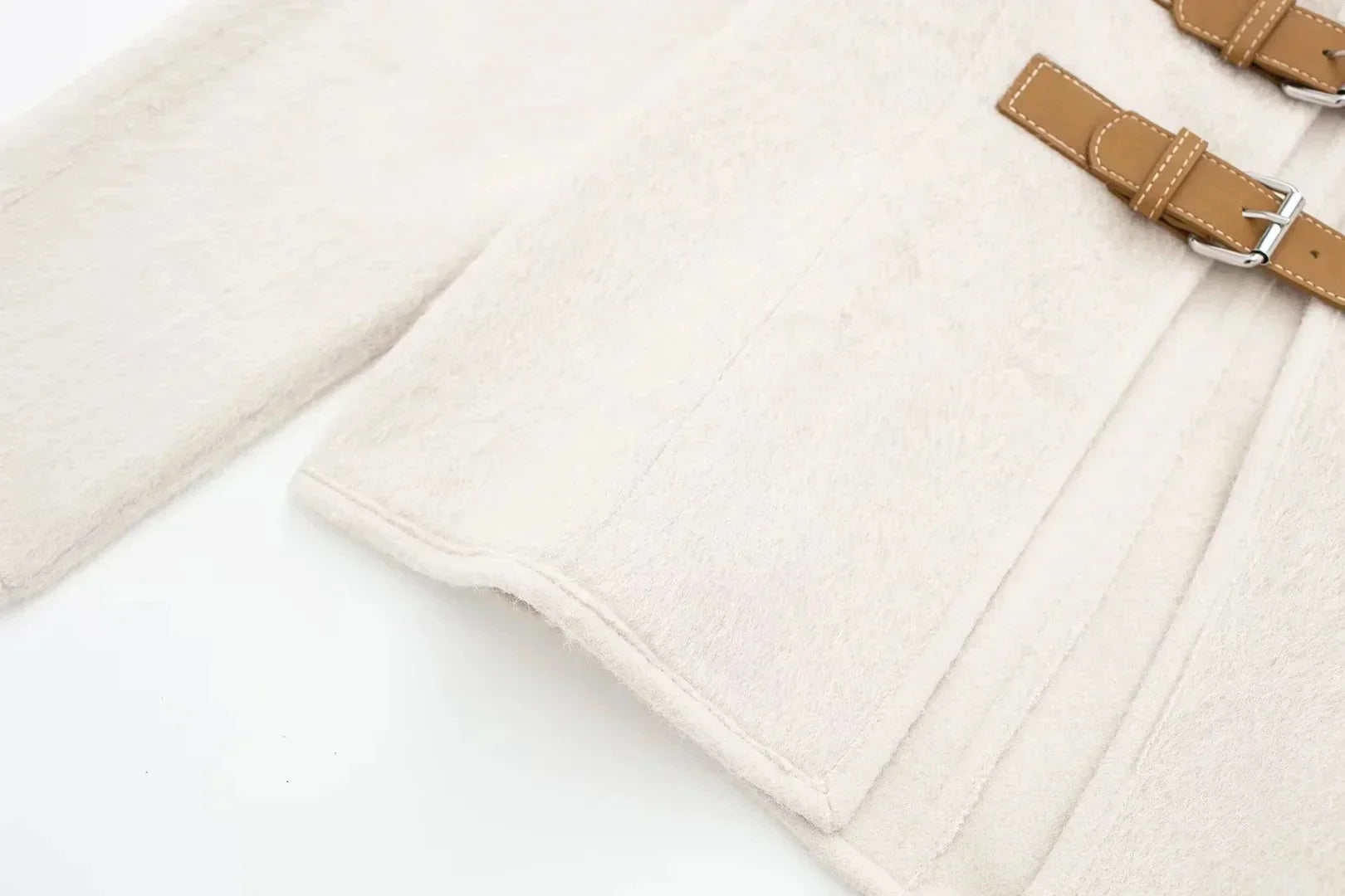 Alysha מעיל צמר בגזרת וי עם אבזמים